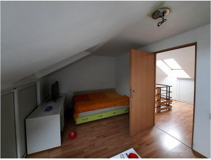 De vanzare apart..3 cam 70 mp,+ mansarda amenajata 2 cam,60 mp, Aleea Negoiu