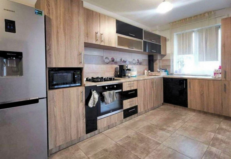 APARTAMENT CU 3 CAMERE, 68 MP., ZONA STRAZII FLORILOR