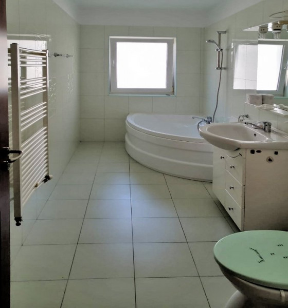 Apartament cu 2 camere, decomandate, 61 mp, Floresti, zona strazii Florilor.