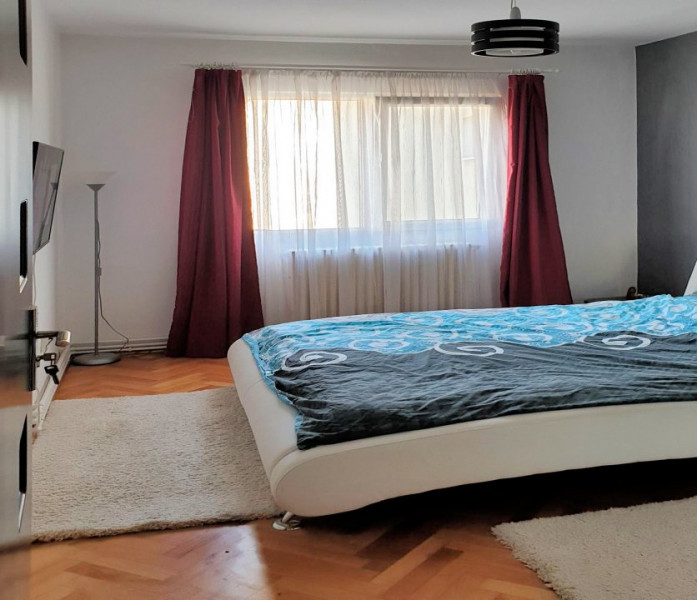 Apartament cu 3 camere, decomandate, 63 mp, strada Donath, pe malul Somesului.