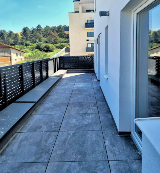 Apartament cu 3 camere, decomandate, 53 mp, strada Avram Iancu, zona Vivo.