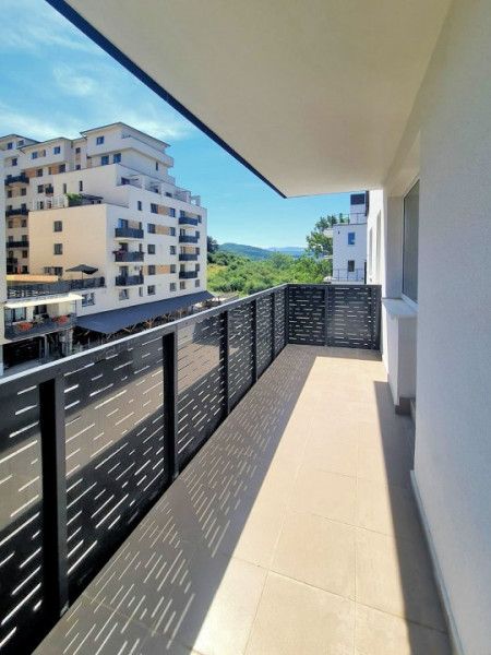Apartament cu 3 camere, decomandate, 53 mp, strada Avram Iancu, zona Vivo.