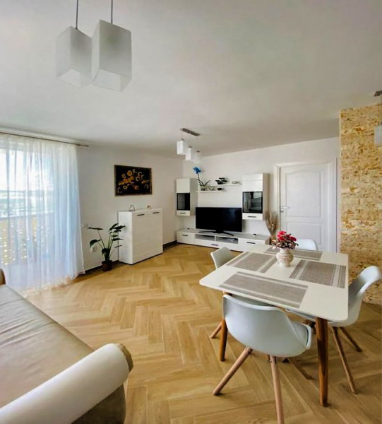 Apartament cu 4 camere, 83 mp, strada Razoare, Vivo.