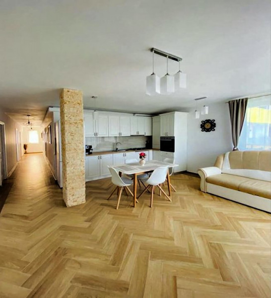 Apartament cu 4 camere, 83 mp, strada Razoare, Vivo.