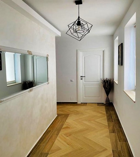 Apartament cu 4 camere, 83 mp, strada Razoare, Vivo.