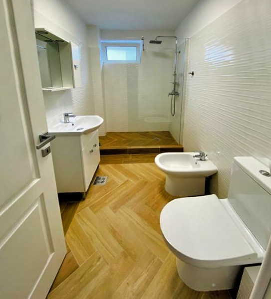 Apartament cu 4 camere, 83 mp, strada Razoare, Vivo.
