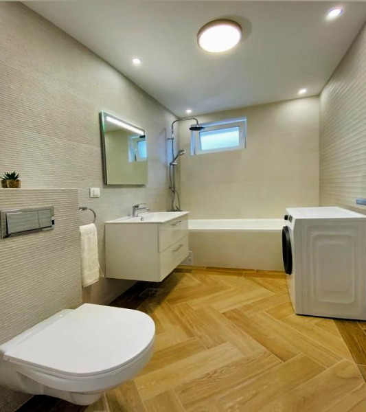Apartament cu 4 camere, 83 mp, strada Razoare, Vivo.