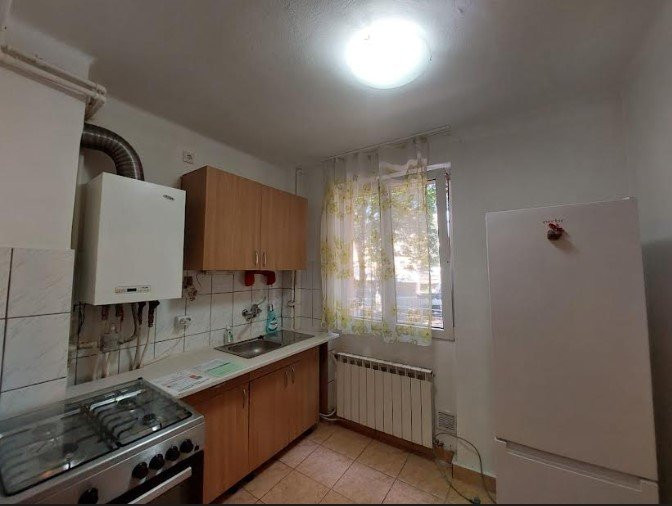  De inchiriat apart. 2 camere  semidecomandate,  40 mp, zona Garii