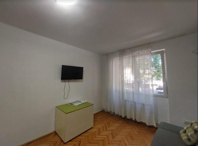  De inchiriat apart. 2 camere  semidecomandate,  40 mp, zona Garii