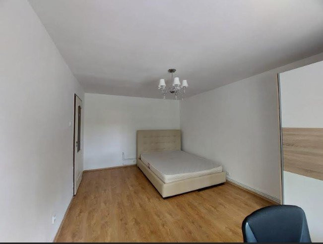  De inchiriat apart.3 camere decomandate zona UMF str. Pasteur
