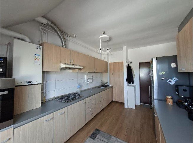 Apartament 3 cam la mansarda, 80 mp utili+parcare, str Porii, Floresti