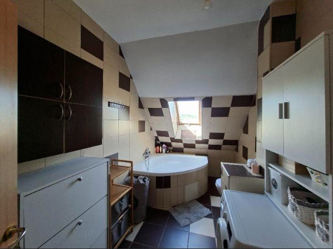 Apartament 3 cam la mansarda, 80 mp utili+parcare, str Porii, Floresti